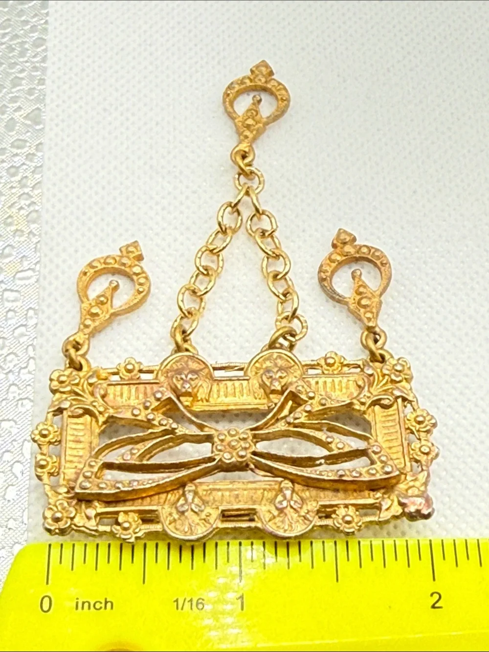 Vintage amazing Ornate Gold-Tone Filigree Bow Dangle lion art nouveau Brooch pin